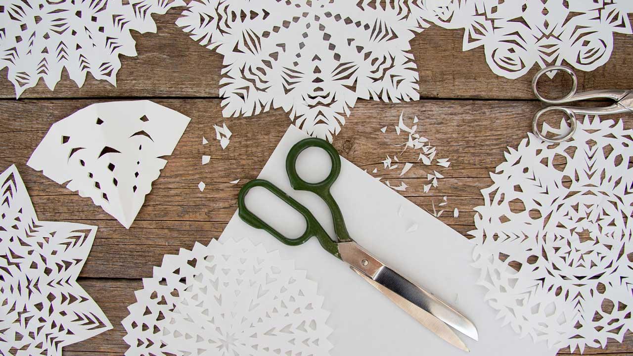 Weihnachtlichen Fensterschmuck basteln mit Kindern bei Freizeit, Haus