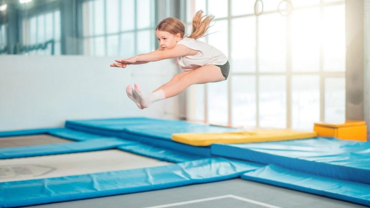 Die Trapolinhalle bringt die Kinder vom Fernseher weg - Mädchen mit Zopf bei Freizeit, Haus & Garten
