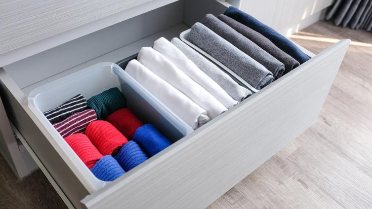 Aufräumen nach Marie Kondo - gefaltete Kleidung bei Freizeit, Haus & Garten