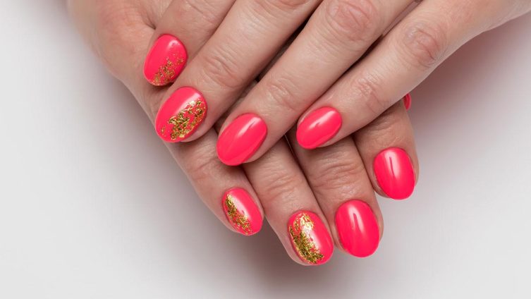 Alternativen zum Nagellack - rote Nägel mit Goldfolie bei Freizeit, Haus & Garten