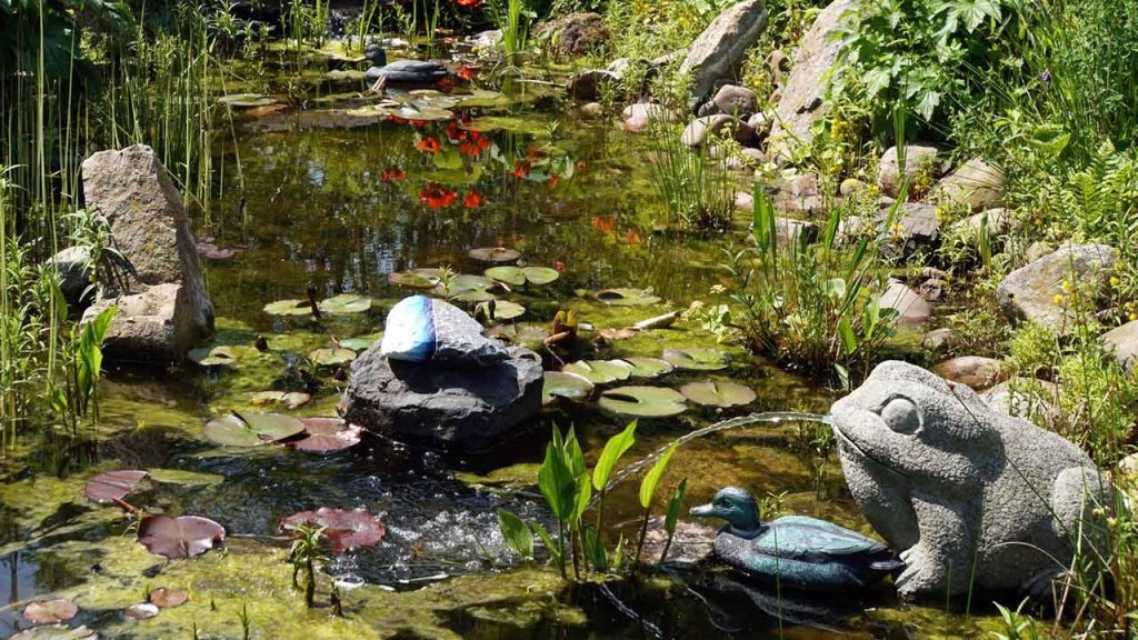 Fließende Gewässer im eigenen Garten / kleiner Teich bei Freizeit, Haus & Garten