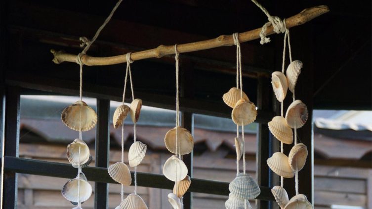 Basteln mit Kindern im Sommer / Muschelmobile bei Freizeit, Haus & Garten