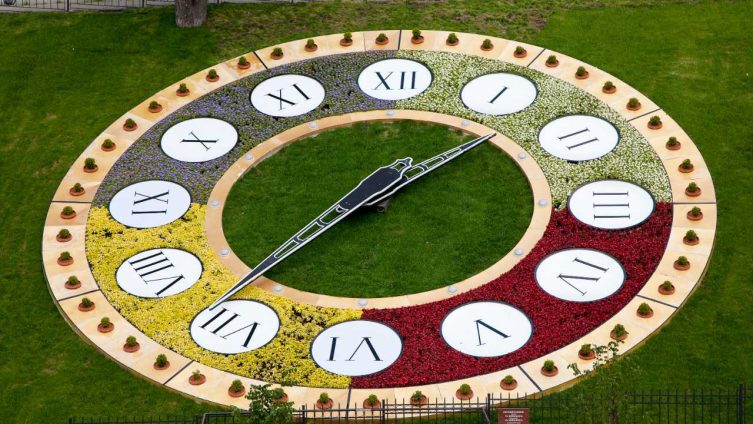Blumenuhr: Die Uhr, die blüht - groß angelegte Blumenuhr bei Freizeit, Haus & Garten