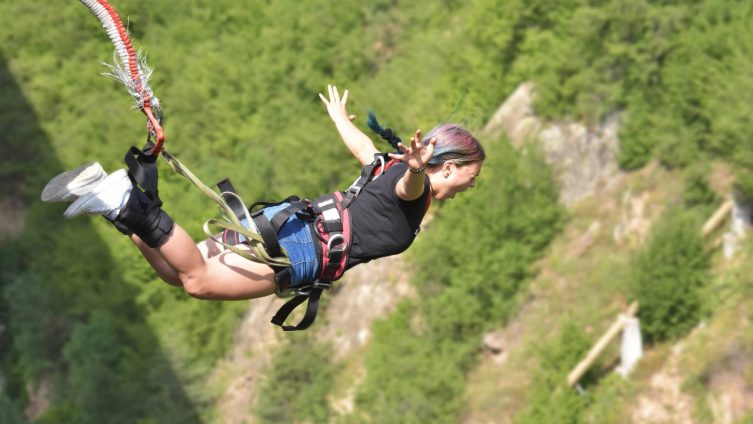 Bungeespringen - Frau macht Bungeejumping bei Freizeit, Haus & Garten