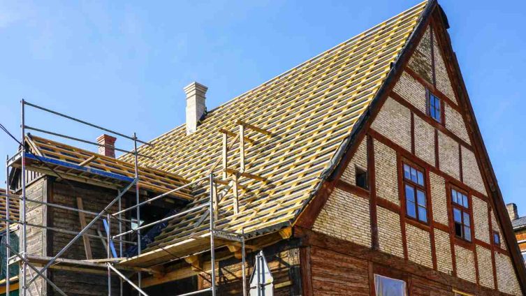 Sanieren unter Denkmalschutz - Dachrenovierung bei Freizeit, Haus & Garten