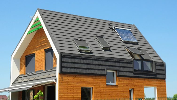 Innen- oder Außenrollo für Dachflächenfenster - Dachfenster von ausße bei Freizeit, Haus & Garten
