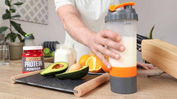 Muskelaufbau ohne Proteinpulver - Mann greift zum Proteinshake bei Freizeit, Haus & Garten