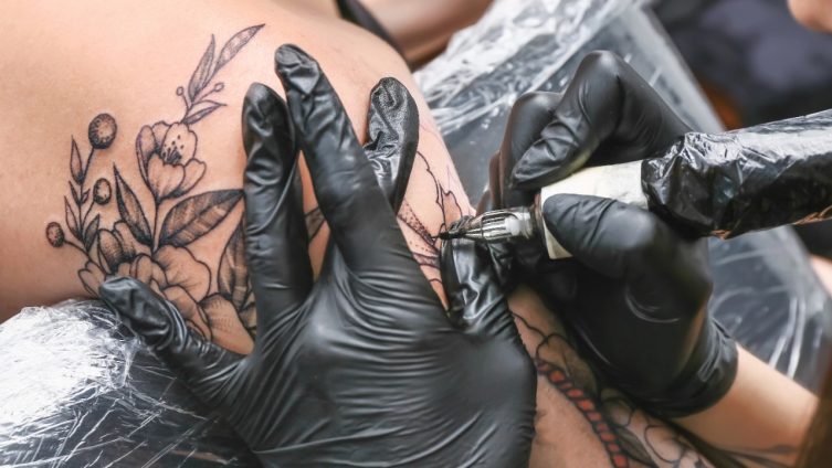 Tattoos mit Naturbezug - Frau lässt sich Blumen auf den Arm tattoowieren bei Freizeit, Haus & Garten