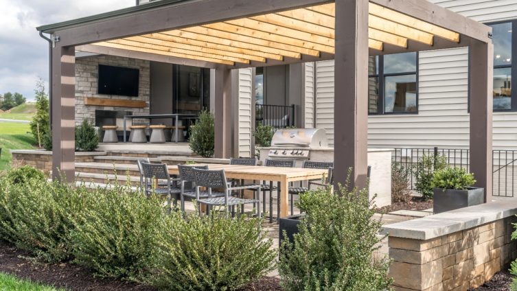 Trendthema Außenküche - Garten Sitzbereich mit Außenküche bei Freizeit, Haus & Garten